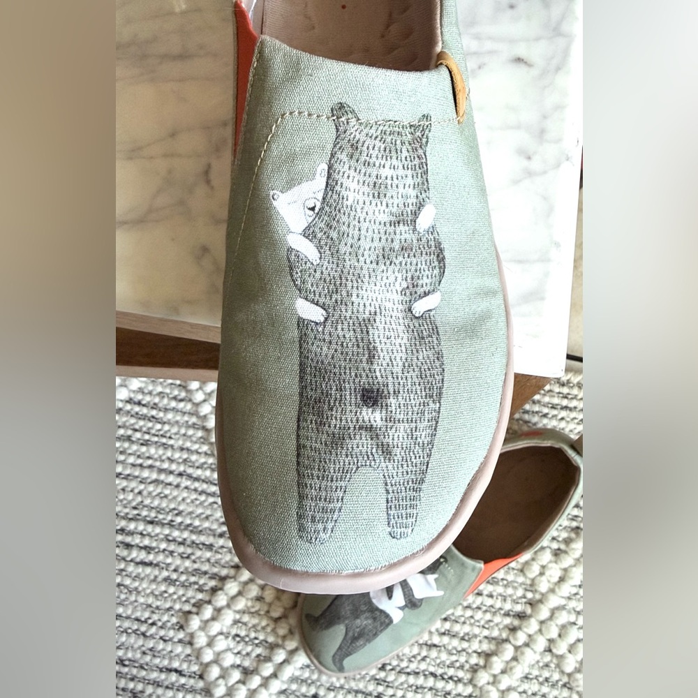 UIN Bear Hug Canvas Slip-On Shoes Art Comfort Women’s 10 - Picture 8 of 11